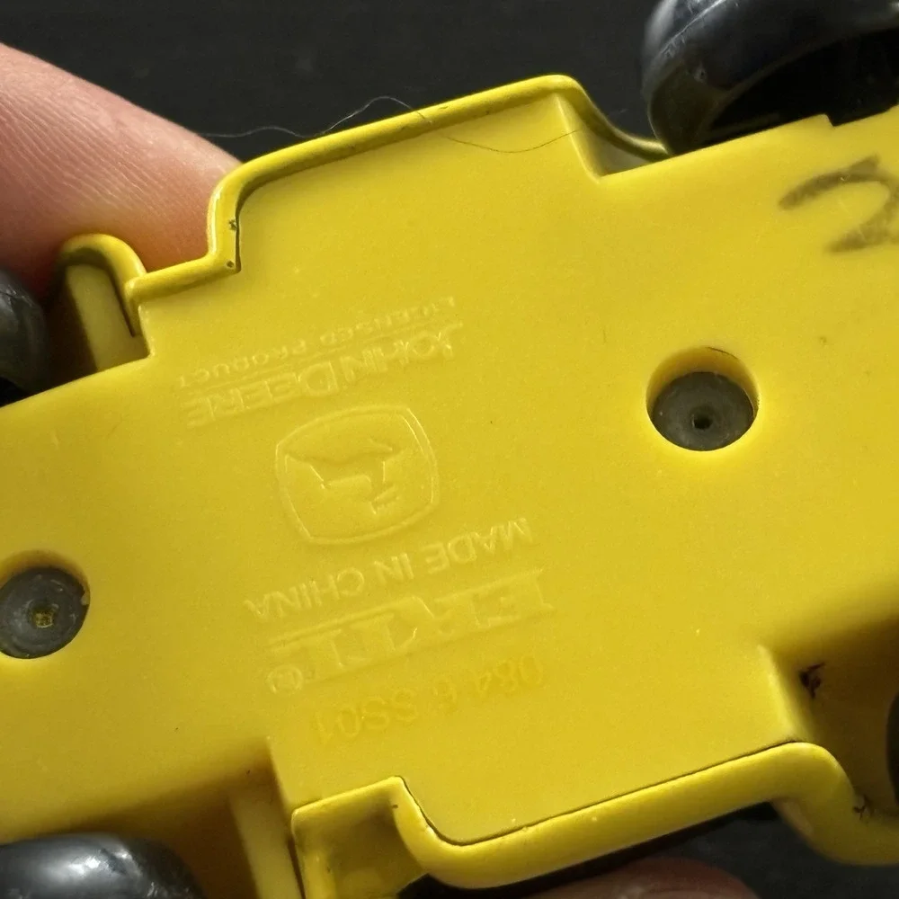ERTL DIECAST METAL JOHN DEERE YELLOW CAR‎ W/FACE EYES MOUTH